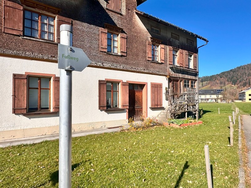Fußweg mit Beschilderung (c) Energieinstitut Vorarlberg