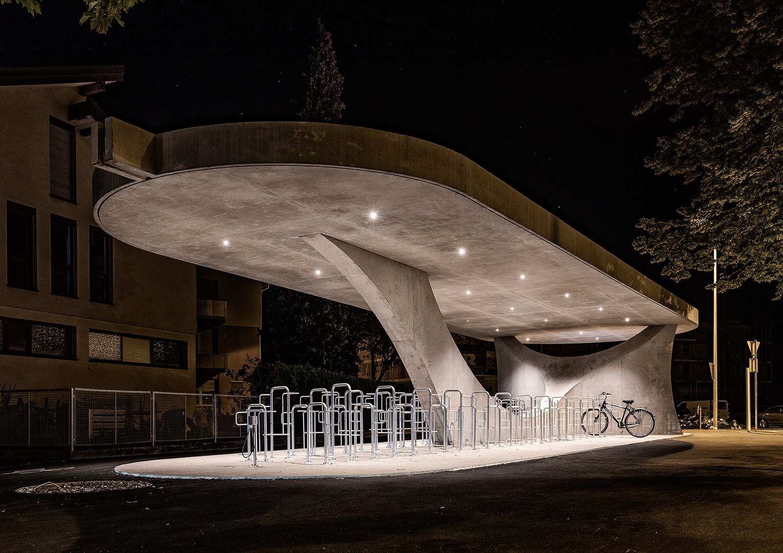 Lukas Hämmerle - Buswartebereich mit Fahrradabstellanlage Engel Kreisverkehr Lustenau