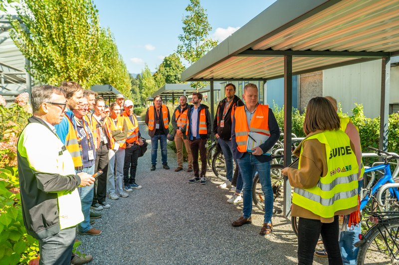 Beim 50. Wirtschaft Mobil-Netzwerktreffen bei der Firma Blum tauschten sich die Vertreterinnen und Vertreter des Netzwerks mit Mobilitätslandesrat Christof Bitschi aus.