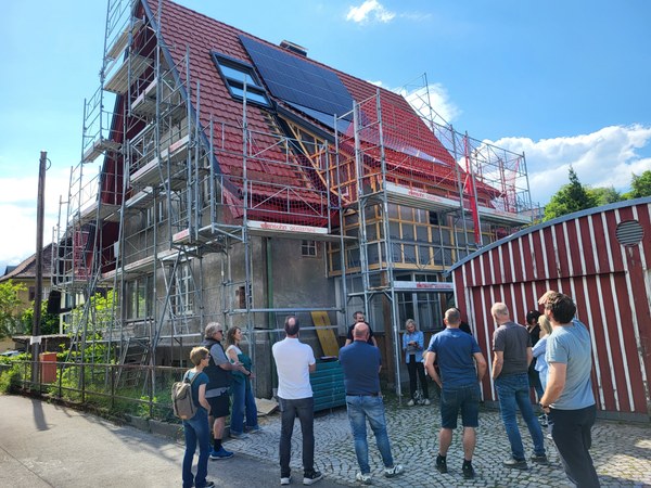 Stadtvilla aus dem Dornröschenschlaf geholt und Nachverdichtung im Mehrgenerationenhaus